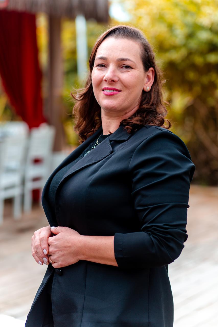 Retrato de Aneli Treviso, Palestrante & Hipnoterapeuta